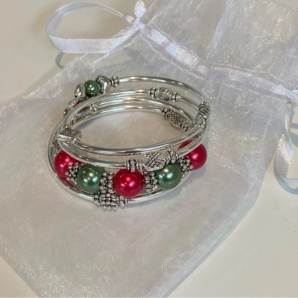 SLINKY BRACELET Women’s Slinky Bracelet with Charms and Beads Red and Green‎
